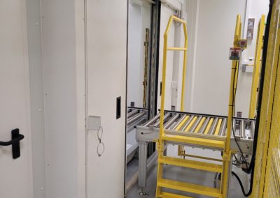 tapis de ligne automatique avec une barre en métal jaune pour cloison coupe feu par Rosin Entreprise