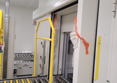 tapis de ligne automatique avec une barre en métal jaune pour cloison coupe feu par Rosin Entreprise