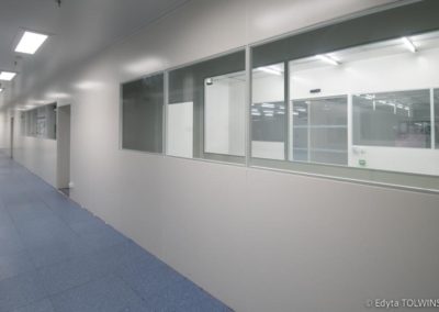 fenêtres d'une salle blanche par Rosin Entreprise