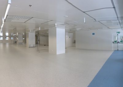 grand salle blanche avec des colonnes construite par rosin entreprise