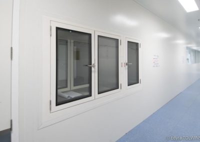 fenêtres sur mur blanc de salle blanche par Rosin Entreprise