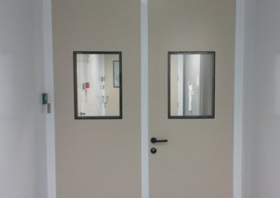 portes beiges avec ouverture verre par Rosin Entreprise