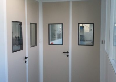 portes beiges avec ouverture verre par Rosin Entreprise