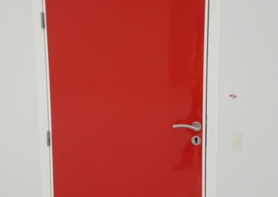 porte rouge par Rosin Entreprise