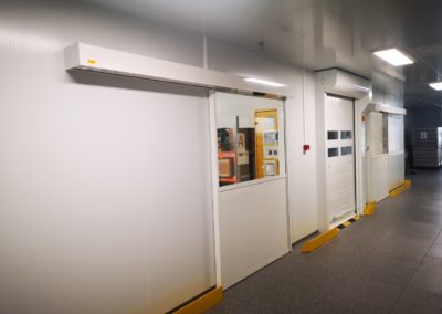 porte coulissante blanche avec fenêtre par Rosin Entreprise