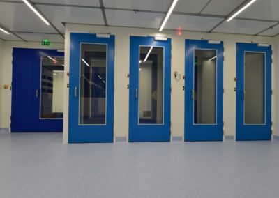 portes bleues avec ouverture en verre par Rosin Entreprise