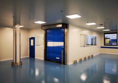 porte coulissante bleue par Rosin Entreprise