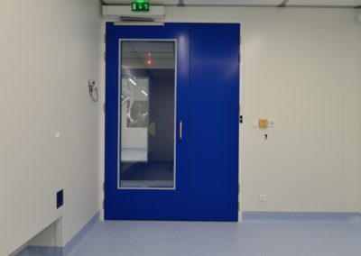 porte bleue avec ouverture en verre par Rosin Entreprise