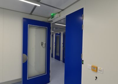 portes bleues avec ouverture en verre par Rosin Entreprise