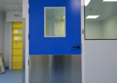 porte bleue avec ouverture en verre par Rosin Entreprise