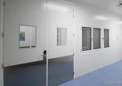 fenêtres sur mur blanc de salle blanche et portes par Rosin Entreprise