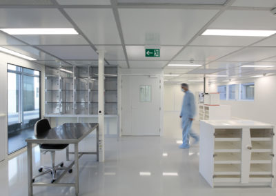 homme en combinaison stérile dans une salle propre par Rosin Entreprise